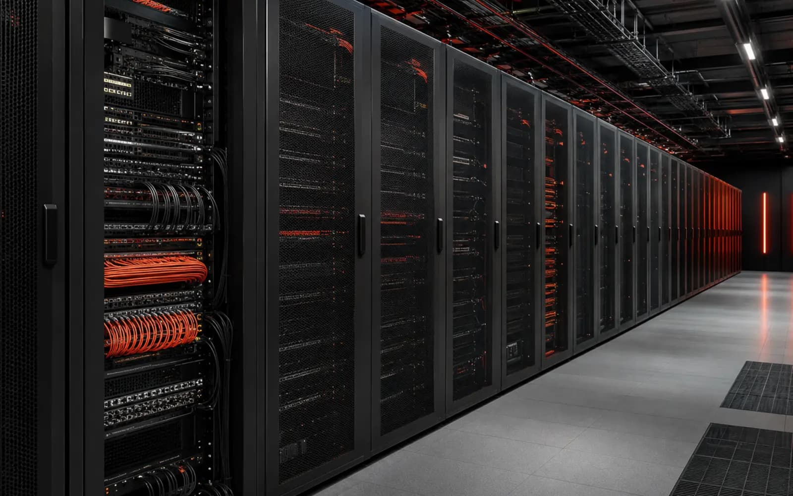 Không gian Data Center với hệ thống tủ rack và cáp mạng